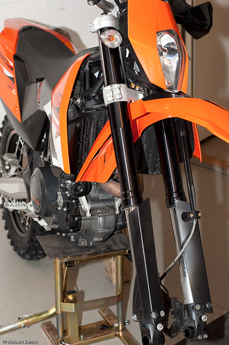Disassembly of front wheel Disassembly of ktm 690 smc front wheel
