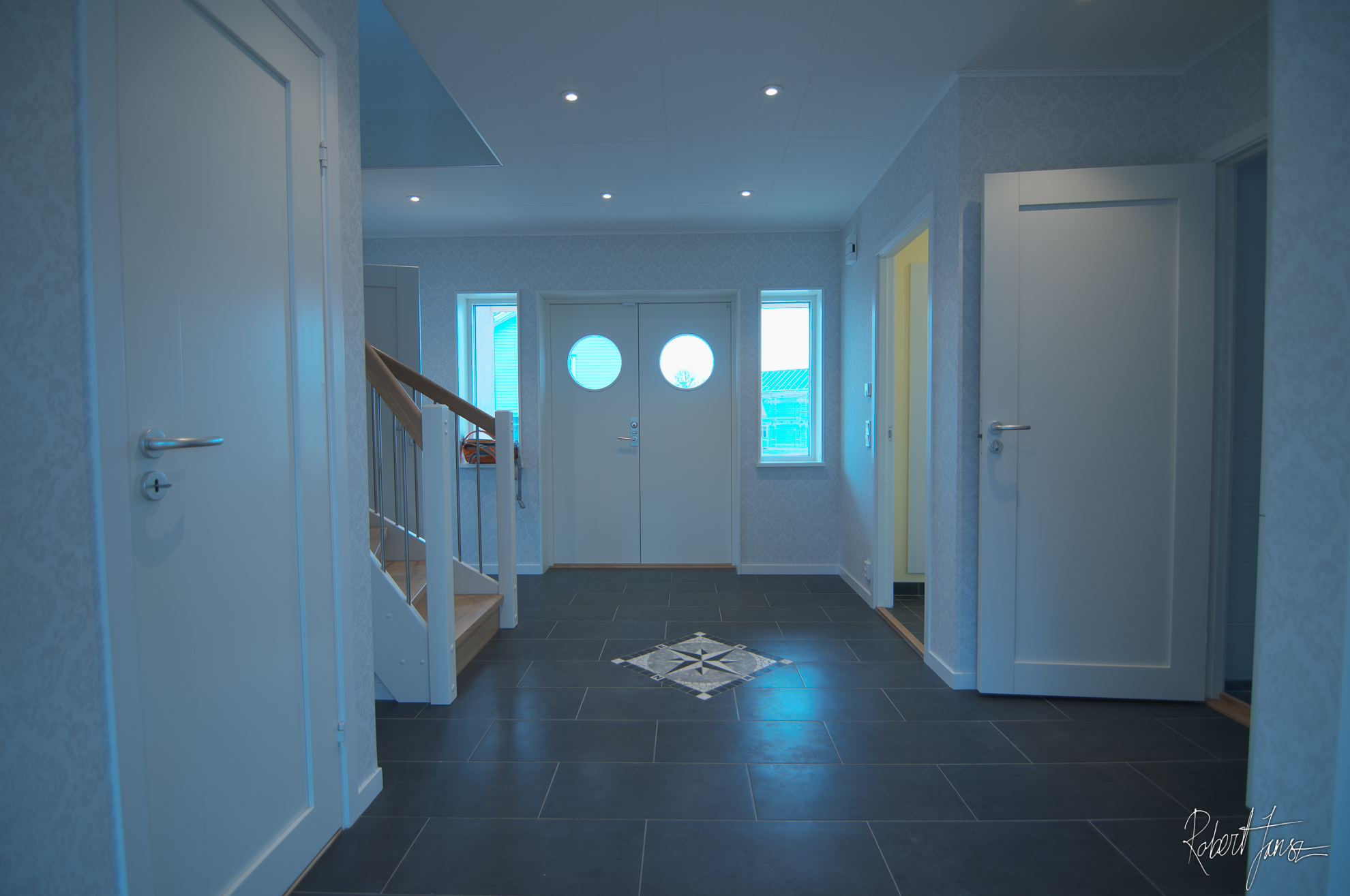 Finished hall with wind rose and oak staircase qubar.se
